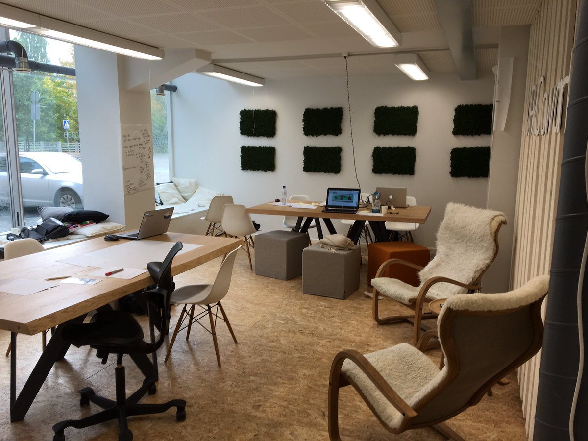 #opxcoworking all empty! That's probably because Mike Bradshaw is giving a keynote about #pitching.