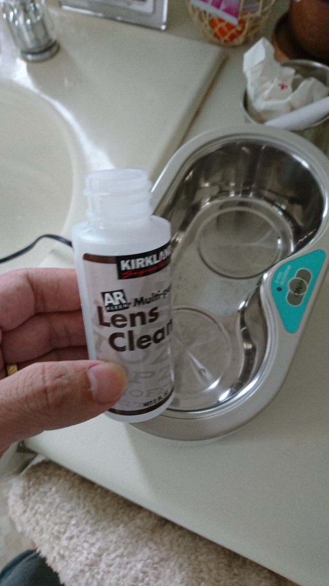 Tok コストコの 詰め替え無料のメガネレンズクリーナー 使いまくらないと勿体ないので 豪勢に超音波クリーナーに突っ込んで メガネ洗浄してみてるところ