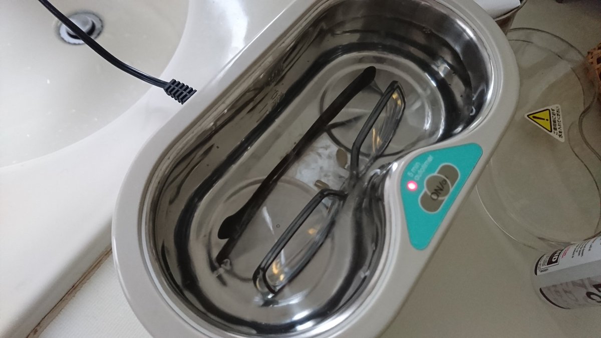 Tok コストコの 詰め替え無料のメガネレンズクリーナー 使いまくらないと勿体ないので 豪勢に超音波クリーナーに突っ込んで メガネ洗浄してみてるところ