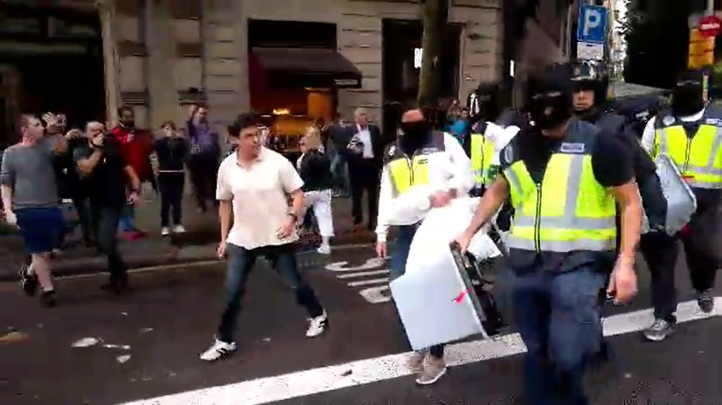 VÍDEO | La Policía se lleva las urnas tras intervenir en el instituto Jaume Balmes de Barcelona eldiario.es/catalunya/poli…