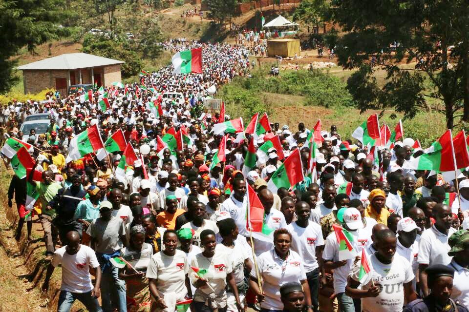 Ikiriho's tweet photo. Marche du @CnddFdd menée par son SG hier à @Gitega "pour exprimer la gratitude aux pays d'#Afrique qui ont soutenu le #Burundi au #HCR36" https://t.co/TwPW1nEQux