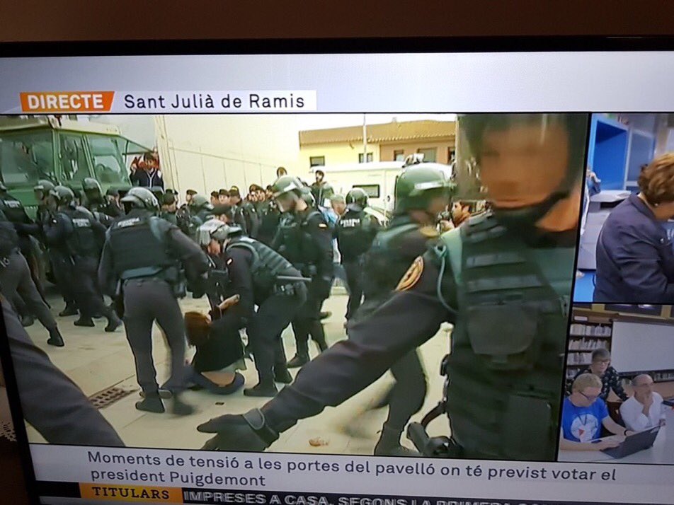 angelsmcastells's tweet photo. Aquesta imatge penosa per no deixar votar a @KRLS   President de Cat ha de demostrar al món com entén Rajoy la "democràcia". Difón! https://t.co/YgiuxKH3qu