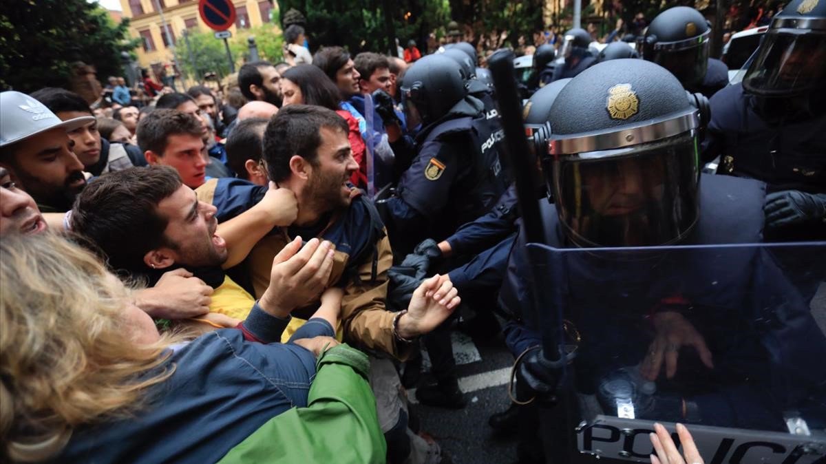 nicolasgregoire's tweet photo. "Si voter servait à quelque chose, ils nous en empêcheraient" Mark Twain

La Catalogne, en Espagne, en Europe, ce matin. En 2017.

#Catalans https://t.co/FDmLaMJb7H