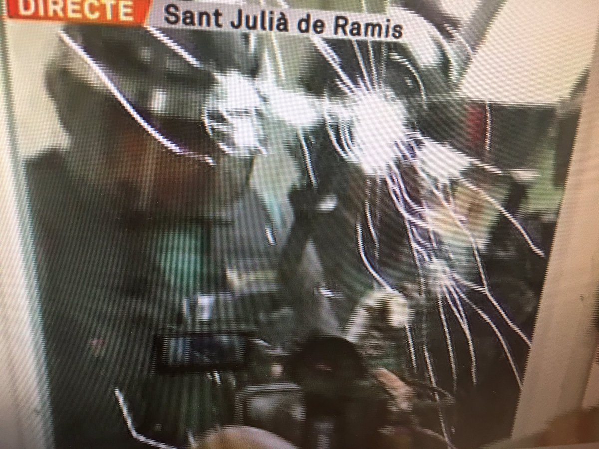 fatimallambrich's tweet photo. #GuardiaCivil i #CnP actuen sense que #mossos els hagi requerit i sense comunicar-ho a la comissió de seguretat (on hi ha #mossos ) @324cat https://t.co/FttOV1fLLi
