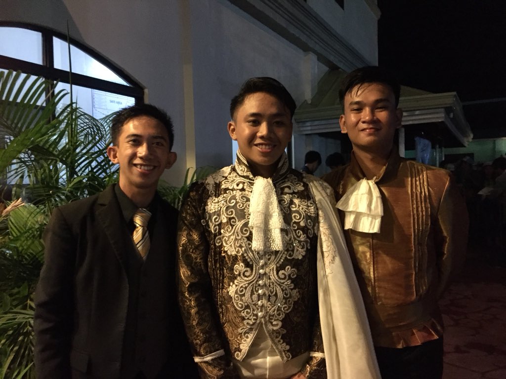 JemarHarold's tweet photo. Happy to be with my young people. Time passes by so fast... #CoronationProgram #AnihanFestival2017 #HimakasDueñas https://t.co/rOBiIKMQFT