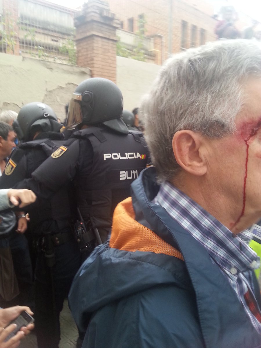 sergirocap's tweet image. Intenten entrar per la força a @FEDACHorta  #1OCatRàdio