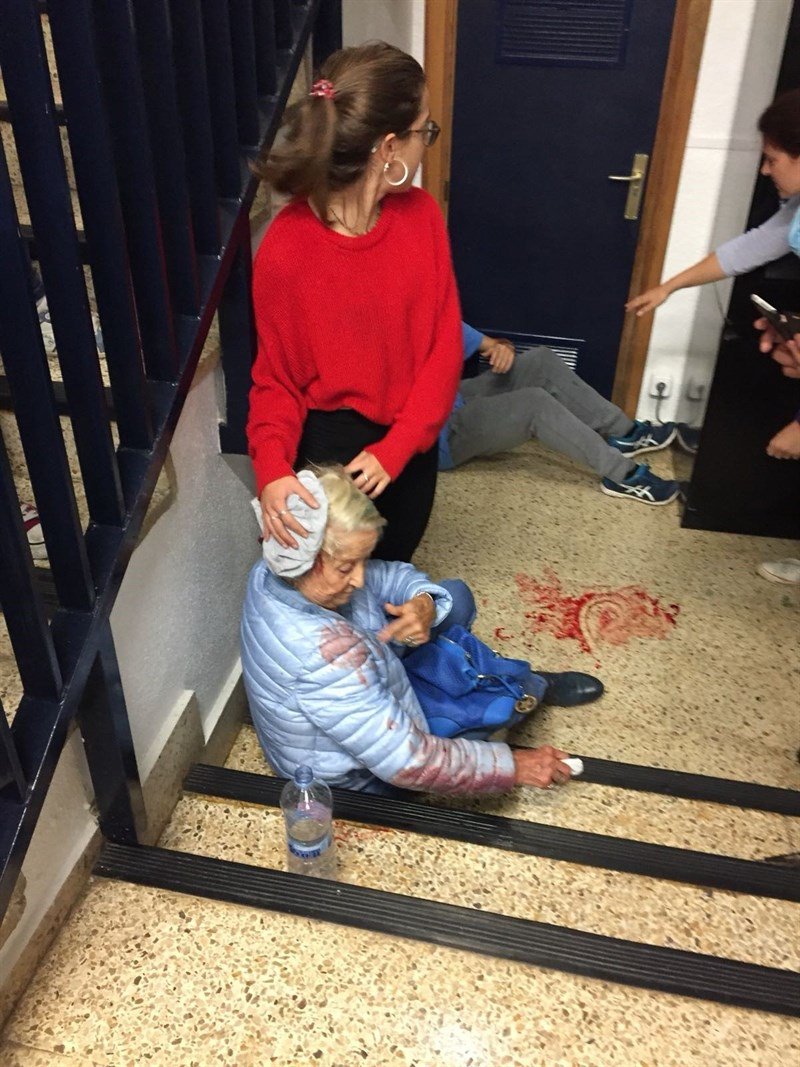 Adeu_Espanya's tweet photo. Herida una anciana en un colegio de Barcelona tras la entrada de la Policía Nacional https://t.co/7kGEjDpKkG https://t.co/xkXKN73ogw