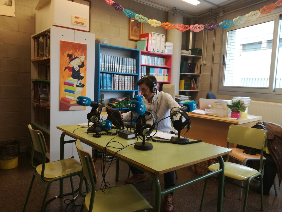 radioonatorello's tweet photo. Comencem el programa especial des de la biblioteca de l'Escola @FortiaSola. Escolteu-nos al 107.4. #1Ovalldelges https://t.co/gcfD5UYDgS