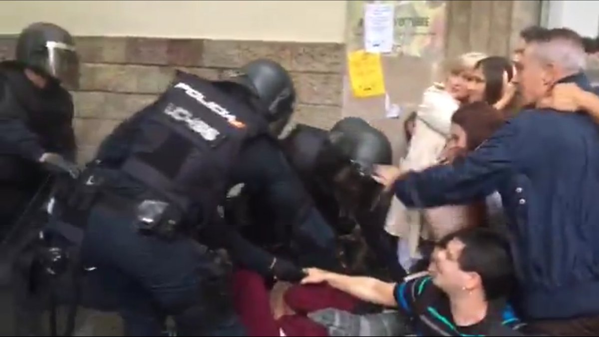 RepressionAtCAT's tweet photo. Do you notice the differences of these pictures compared to the pacific demonstrations of those in favour of voting? Spanish way https://t.co/MhcZ3JQgIY