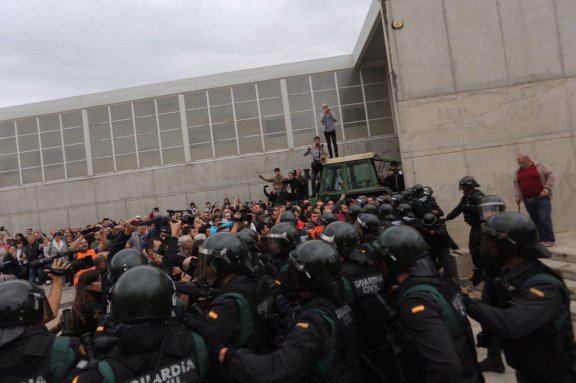 RepressionAtCAT's tweet photo. Do you notice the differences of these pictures compared to the pacific demonstrations of those in favour of voting? Spanish way https://t.co/MhcZ3JQgIY