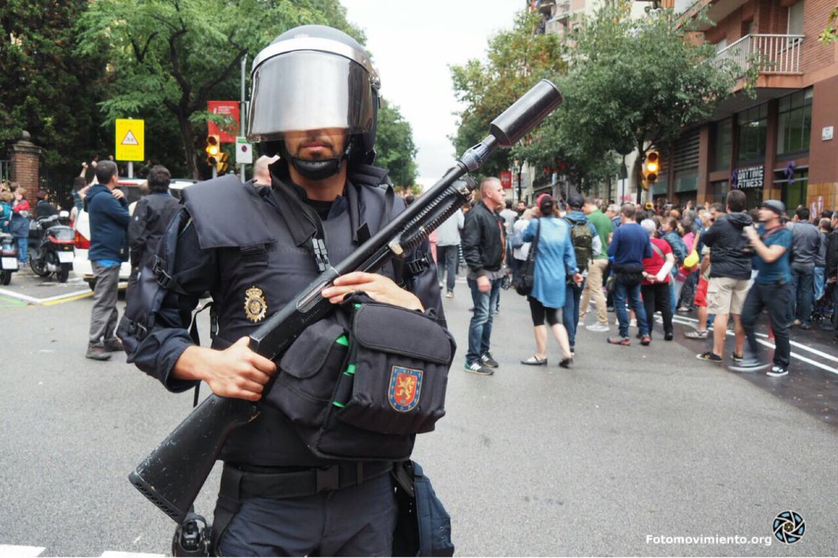 RepressionAtCAT's tweet photo. Do you notice the differences of these pictures compared to the pacific demonstrations of those in favour of voting? Spanish way https://t.co/MhcZ3JQgIY