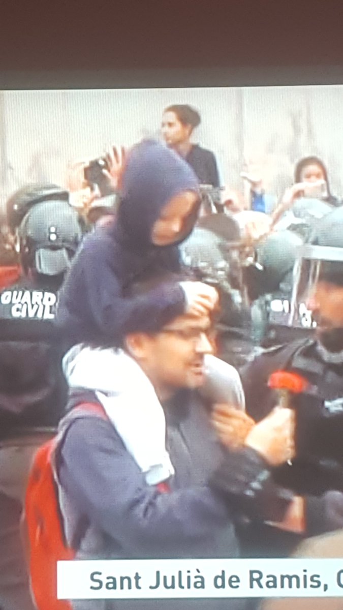 pakitocastillo8's tweet photo. Que vergüenza llevar a tu hijo tan pequeñito a un lugar donde sabes que puede haber problemas, "el padre del año" https://t.co/kcRqV8arUD