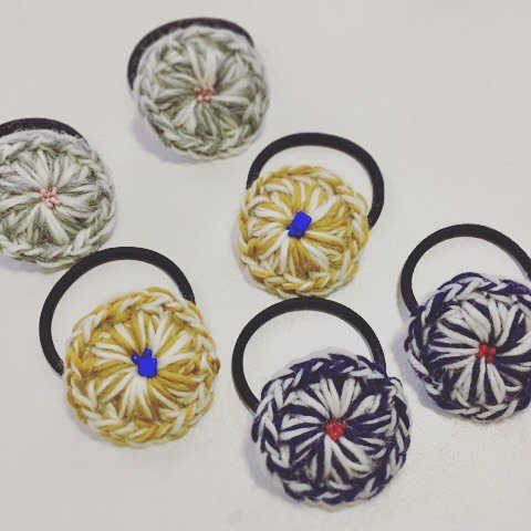 Paume あみぐるみ ヘアゴム出来上がりました 毛糸ヘアゴム かぎ針編みモチーフ Yarn ビーズ刺繍 秋冬アクセ ヘアゴム マスタード ネイビー グレー ニットヘアゴム 10月7日 メイプルビル エヴァロッタ T Co Lw66yqzu0h