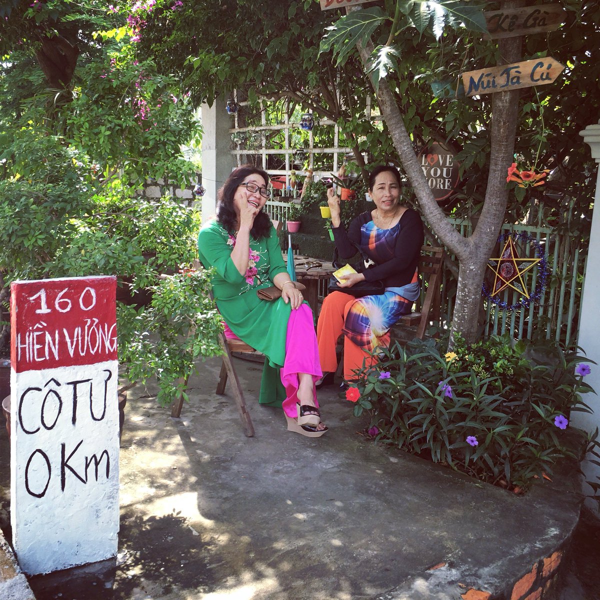 cotuhomestay's tweet photo. Posing while waiting for the cab kkk https://t.co/k1cJ8koXty