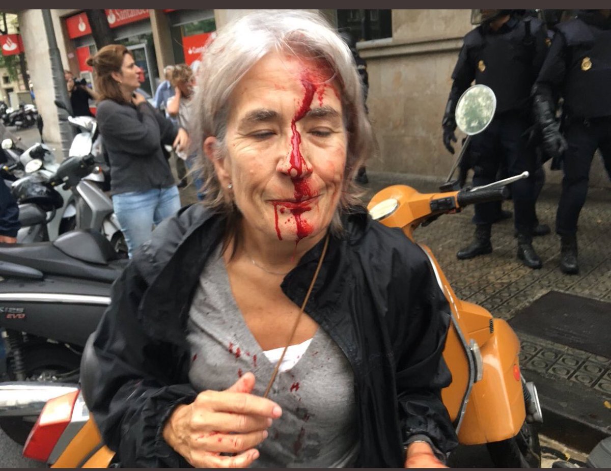 This is what spanish police are doing to the catalan people who ONLY wants to vote peacefully 
Shame on them #CatalanReferendum #Catalonia