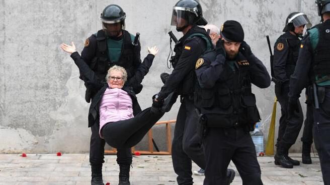 jordibarbeta's tweet photo. Spanish government against people who try to vote https://t.co/cB2r5kCQ4z