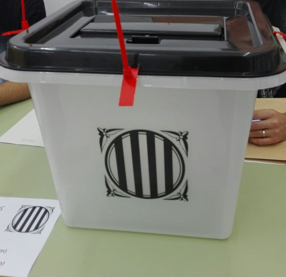 socialistesxSI's tweet photo. 📌Ja tenim Meses constituïdes i amb les 📩paparetes i 🗳urnes preparades ➡ Amb calma i de forma pacífica #votarem #catvotasí #SocialistespelSí https://t.co/1wxQgCUGPI