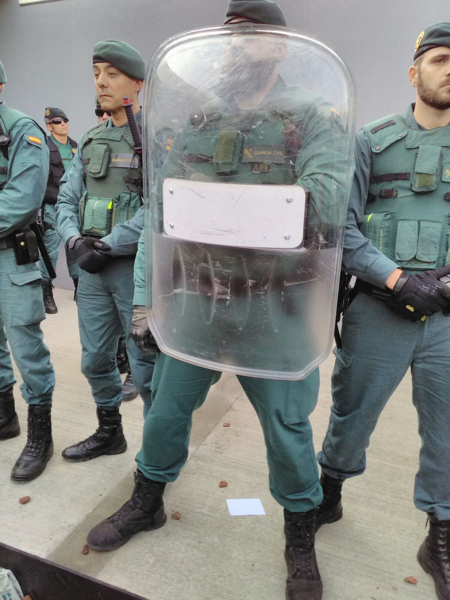 CarlesMasoliver's tweet image. #CatalanReferendum This is my vote, lying on the floor. Shame on you!