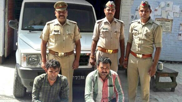 एटा~ <a href="/Uppolice/">UP POLICE</a> की बड़ी कार्यवाही, मुठभेड़ के बाद टाटा स्पेशियो से 100% तीव्रता का 400 लीटर अवैध अल्कोहल, 10kg.यूरिया, 1kg. नशीला पाउडर डायजापाम व अवैध असलहा कारतूस सहित 2शातिर बदमाश गिरफ्तार, अल्कोहल से बनाते थे अवैध जहरीली शराब
<a href="/dgpup/">DGP UP</a> <a href="/CMOfficeUP/">CM Office, GoUP</a> <a href="/UPGovt/">Government of UP</a> <a href="/upcoprahul/">RAHUL SRIVASTAV</a> @ETVUPLIVE