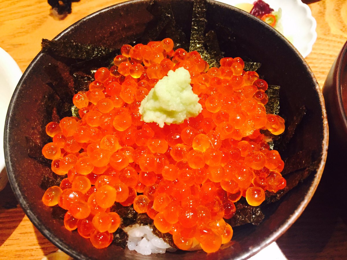 千早茜 On Twitter なんだかお尻が筋肉痛 昨夜は友人と8時間ずっと喋りながら飲み食いしていたのだった 1軒目の 恒屋伝助 でお造りを頼んだら 雲丹 が箱ででてきてテンションあがった 鱧 鯵 ボタンエビ 焼き牡蠣 松茸土瓶蒸し ぐじ唐揚げ イクラ丼 鯖寿司