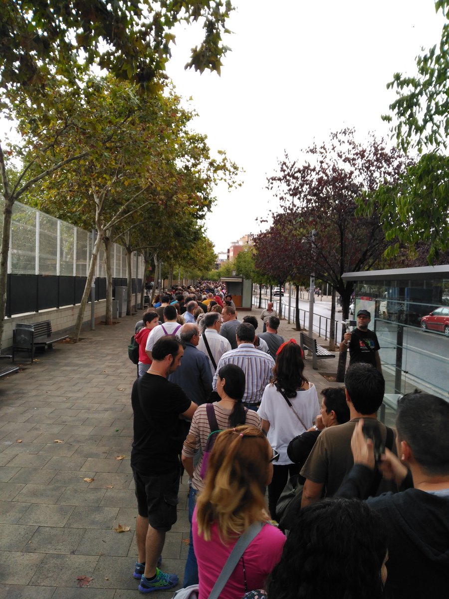 mojochipi1981's tweet photo. @rac1 a Santa Coloma de Gramenet es pot votar a algun colegi. El Terra Roja, Cua llarga. Pel dret a votar #1Oct #ReferendumCatalan https://t.co/1ZnIkNwrlw