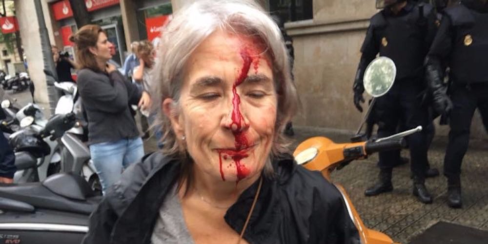 InsiderIntl's tweet photo. Spanish riot police move in to shut down Catalan independence vote https://t.co/Nvyi52Itl8 https://t.co/gF9Es35B52