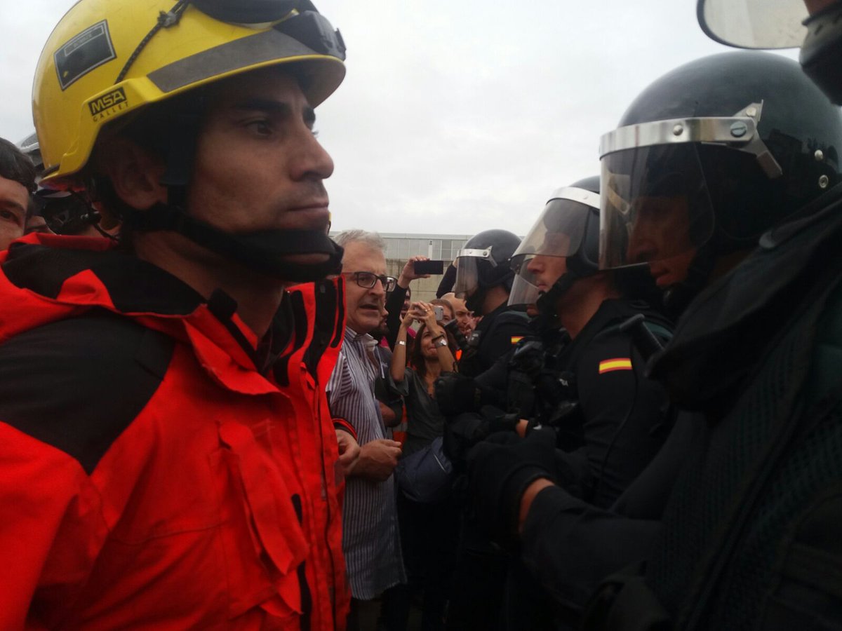 Els Bombers protegeixen els concentrats de la Guàrdia Civil a Sant Julià de Ramis #1Oct ara.cat/_6fa5bc7d?s=t