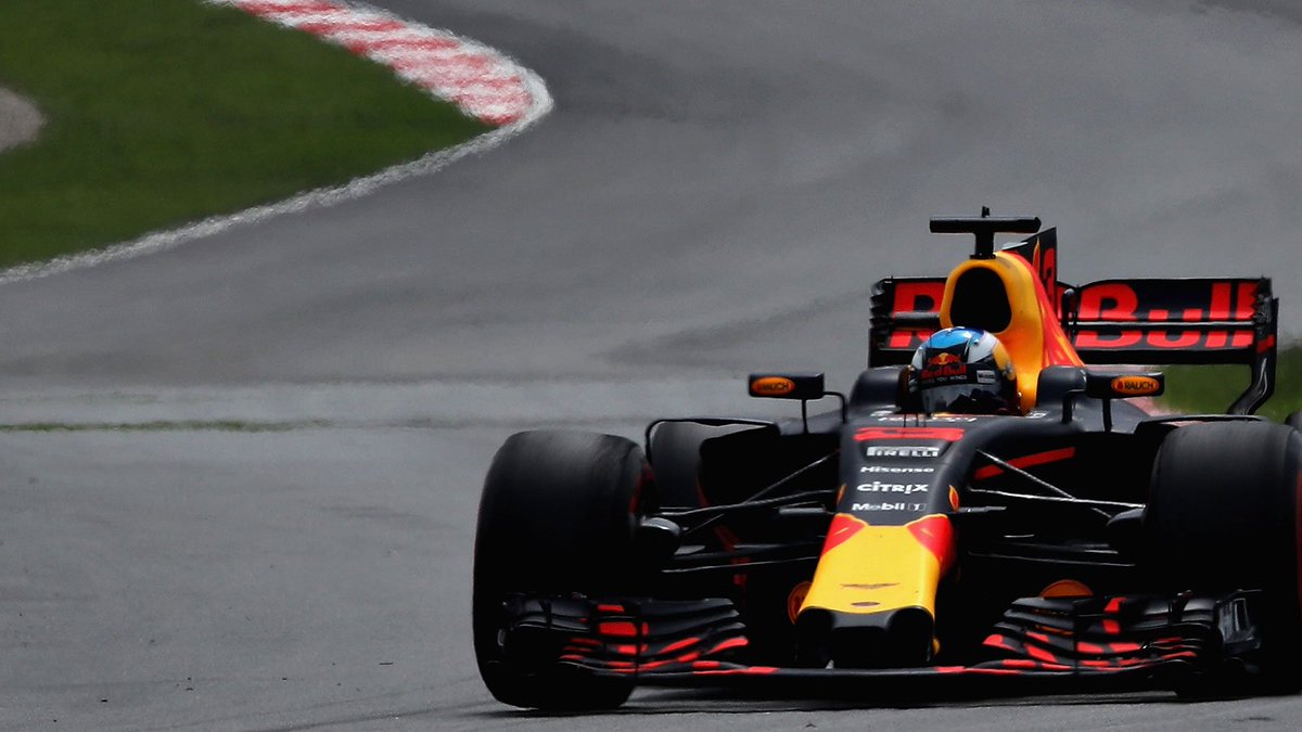 10 laps to go! Max leads while Daniel battles VET in P3 #MalaysiaGP #F1