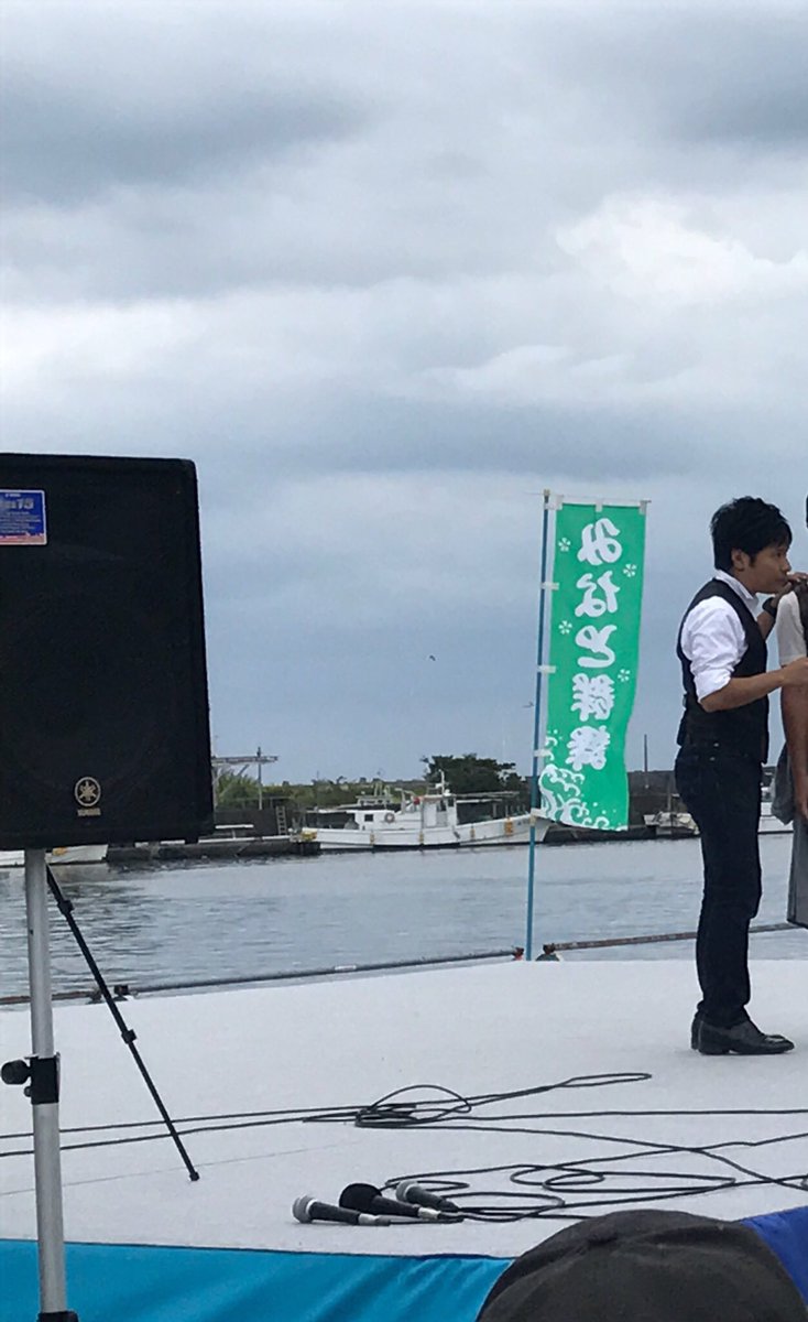 _Aigami_'s tweet photo. 10月1日
オータムフェスト2017 inやいづ
武良信行さんによるUFOコンタクトが行われました👽⭐

WAHAHA本舗 三志郎さんの背後に
#未確認飛行物体　が現る？？
��灯にも見えるがこれはイカに！👽
@bintarou https://t.co/yWt3unOHcC