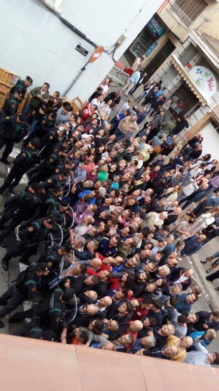 3CatInfo's tweet photo. Càrregues policials i urnes requisades a col·legis electorals
https://t.co/3Zs8akQFaP #1OTV3 #1OCT https://t.co/Tae6AApuU9