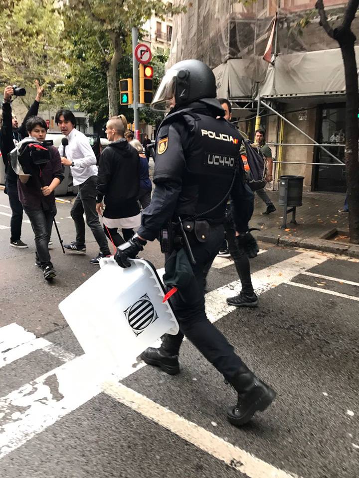 3CatInfo's tweet photo. Càrregues policials i urnes requisades a col·legis electorals
https://t.co/3Zs8akQFaP #1OTV3 #1OCT https://t.co/Tae6AApuU9