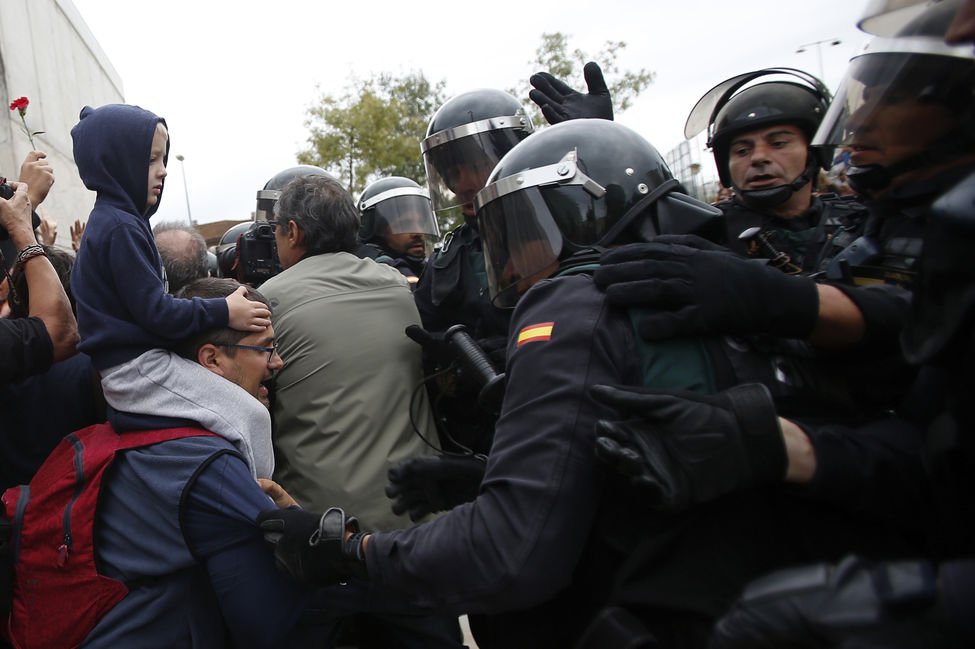 eldiarioes's tweet photo. FOTOS | Cargas policiales para impedir que se vote en el referéndum del 1-O https://t.co/7ACAlbNWDr https://t.co/UkOL1Ssfne