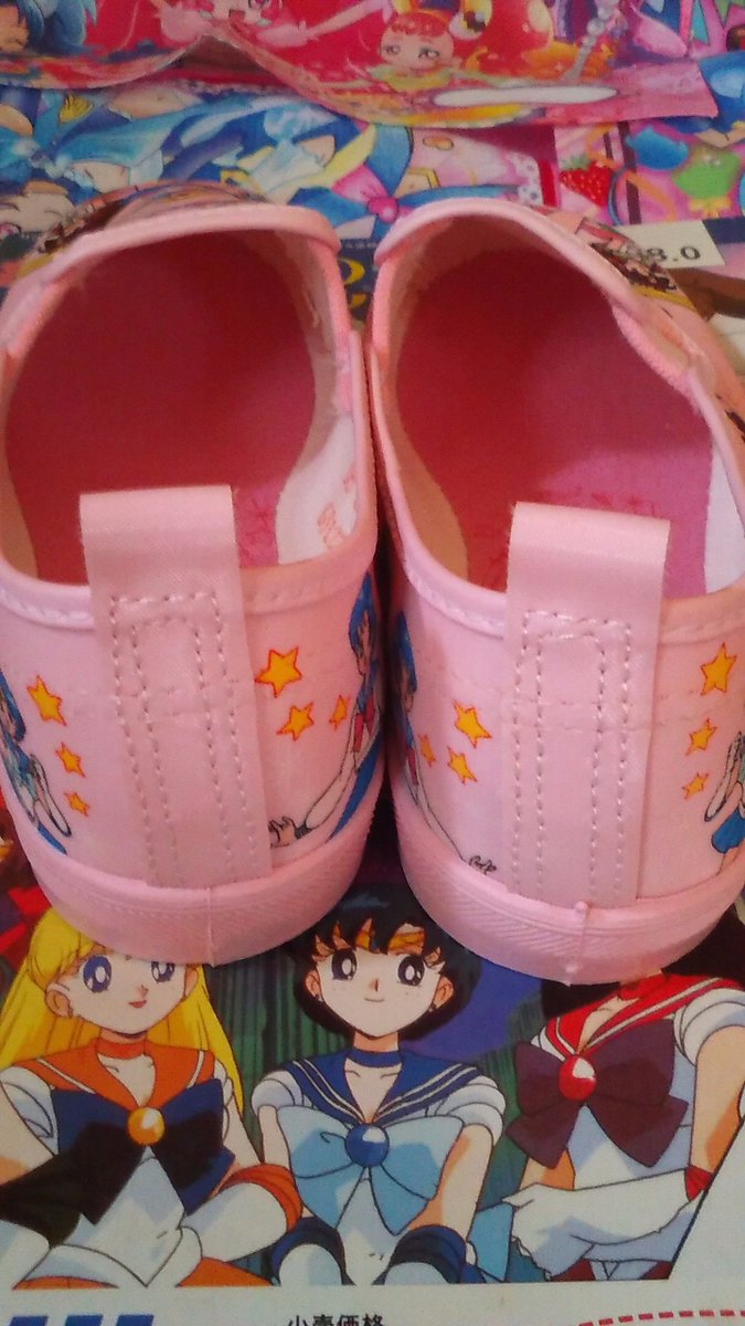 みさき A Twitter 後ろから 靴箱からの視点です 幼稚園や小学生の頃は靴箱で見慣れないキャラ靴を見つけると ドキドキしたものです まぁ 子供がいると足元から見るのは今でも変わらないけど 最近は男女問わずキャラ靴履いている子供が減りました 寂しい時代です