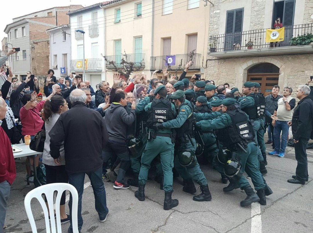 Pulidobatido's tweet photo. Bomberos protegen, Guardia Civil reprime. No es una opinión, SON HECHOS
#CatalanReferendum https://t.co/4x83KIfZBu