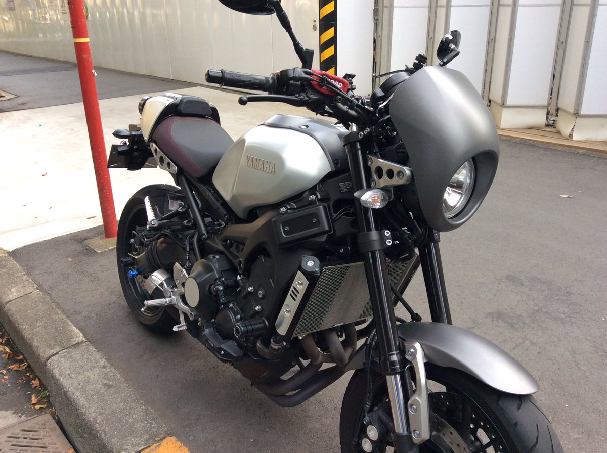 XSR900にワールドウォーク製のビキニカウルとワイズギアのアルミシート 