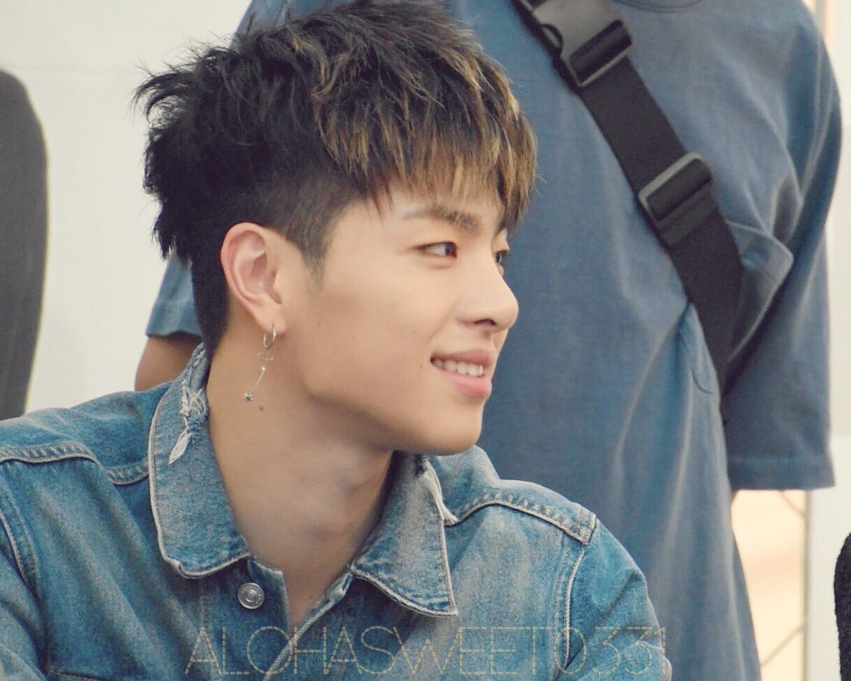 ALOHASWEET0331's tweet photo. 20170701
📍Yeongdeungpo
FAN SIGN EVENT♡

I like these pics too😍🤣😳
#iKON #아이콘 #준회 #구준회 
#JUNE #junhoe #ジュネ https://t.co/Y8VEMGWDzE