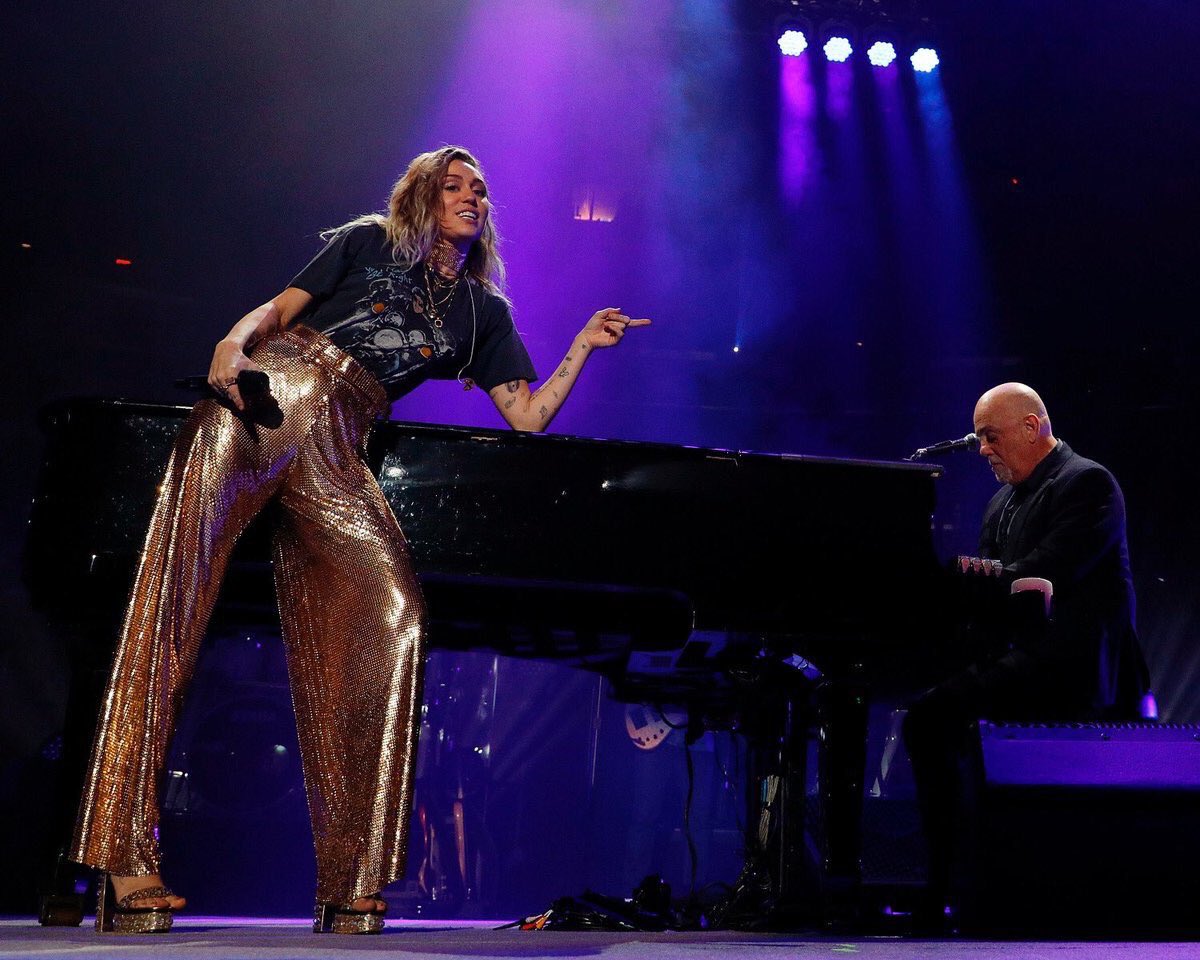 archivedcyrus's tweet photo. Miley, Billy Joel’in konserinde performans sergiledi. https://t.co/HsZvmXIztB
