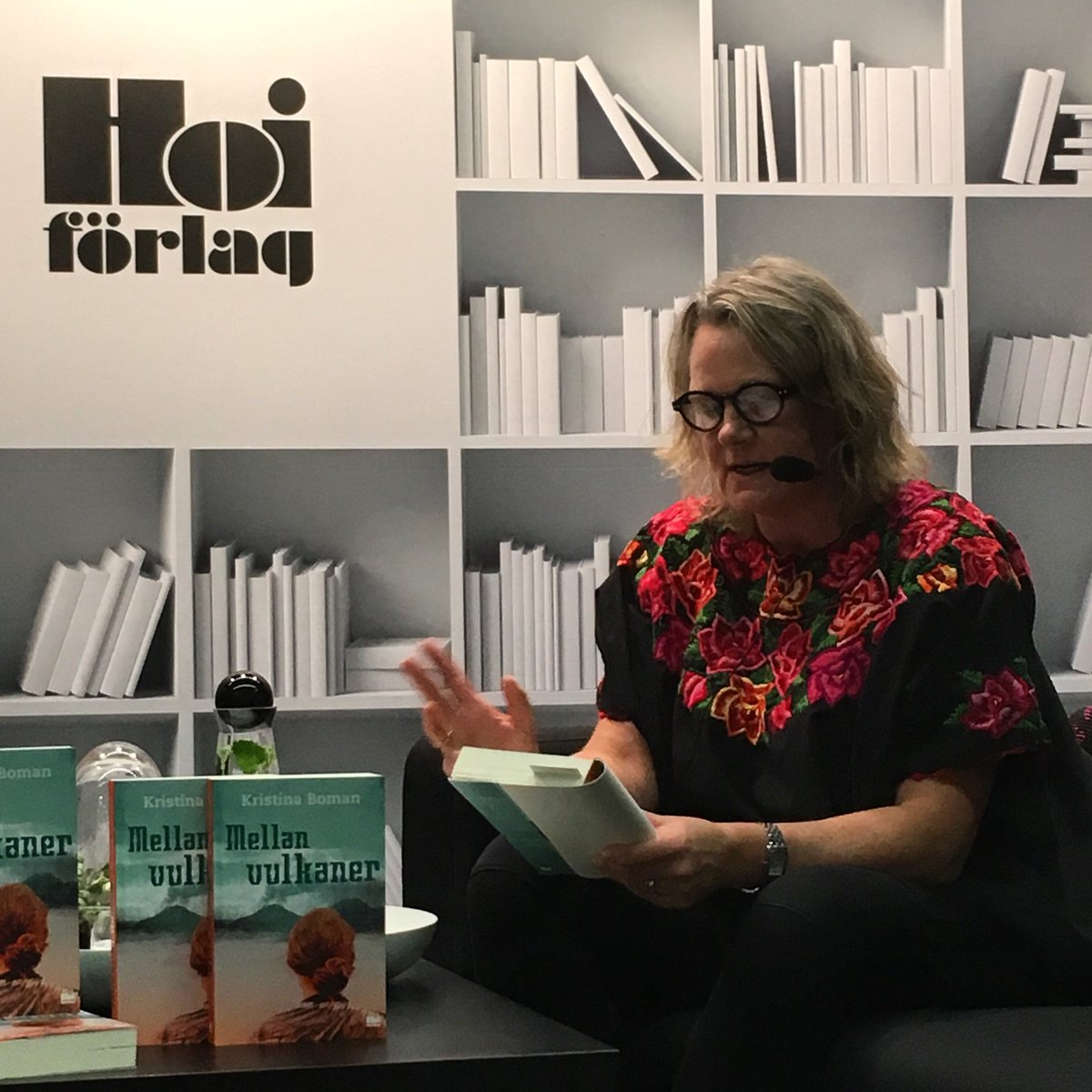 HoiForlag's tweet photo. Imorgon 2/10 kl. 11-11.30 hör du Kristina Boman berätta om romanen Mellan Vulkaner i P4! 

https://t.co/epV7mu5nIA https://t.co/pBwOAdfKHS