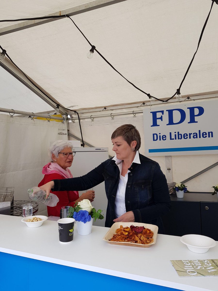 FDP_Olten's tweet photo. Die FDP Olten an der MIO in @Olten. Kommt vorbei! #Messe #Freisinn #Gemeinsinn #Chäschüechli #Bar @FDP_Liberalen @MoniquevonRohr https://t.co/BY4aMQGzTR