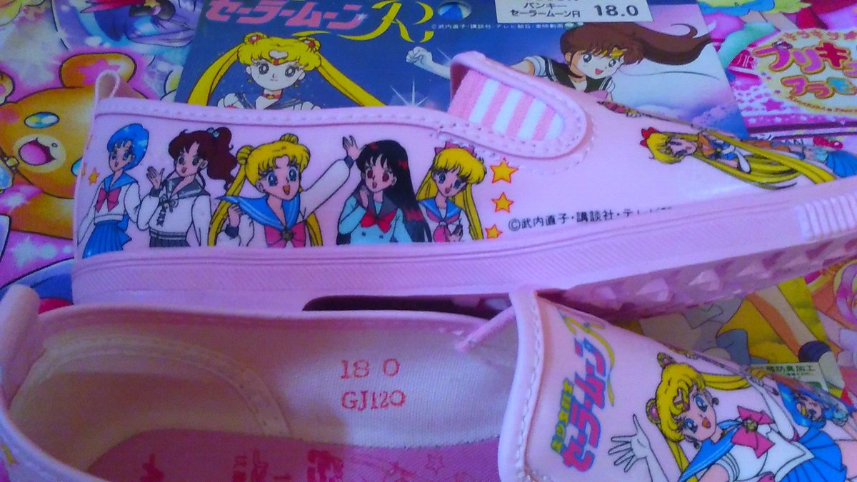 みさき おっと 内側側面を忘れてました 内側側面は変身前の姿です セーラームーンパンキーは 無印とrの二種は 変身前が描かれています 特にこのr1は甲 内側 外側全てに5人描かれていて 片足だけで15人分 てんこ盛り状態です 賑やかでステキやん