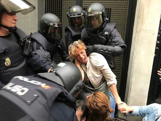 VictorrRodrigo's tweet photo. No se que fotografía es la de 2017. #CatalanReferendum https://t.co/hqKC6FXZV2