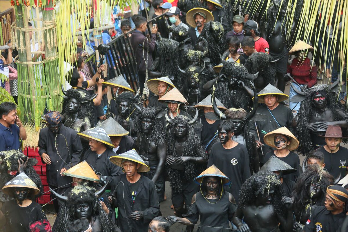 KecamatanSempu's tweet photo. Ritual adat Desa Alasmalang, ungkapan syukur panen yg melimpah.
#explorebanyuwangi
#banyuwangitourism
#pesonaindonesia
#wonderfulindonesia https://t.co/ocFVVim7N1