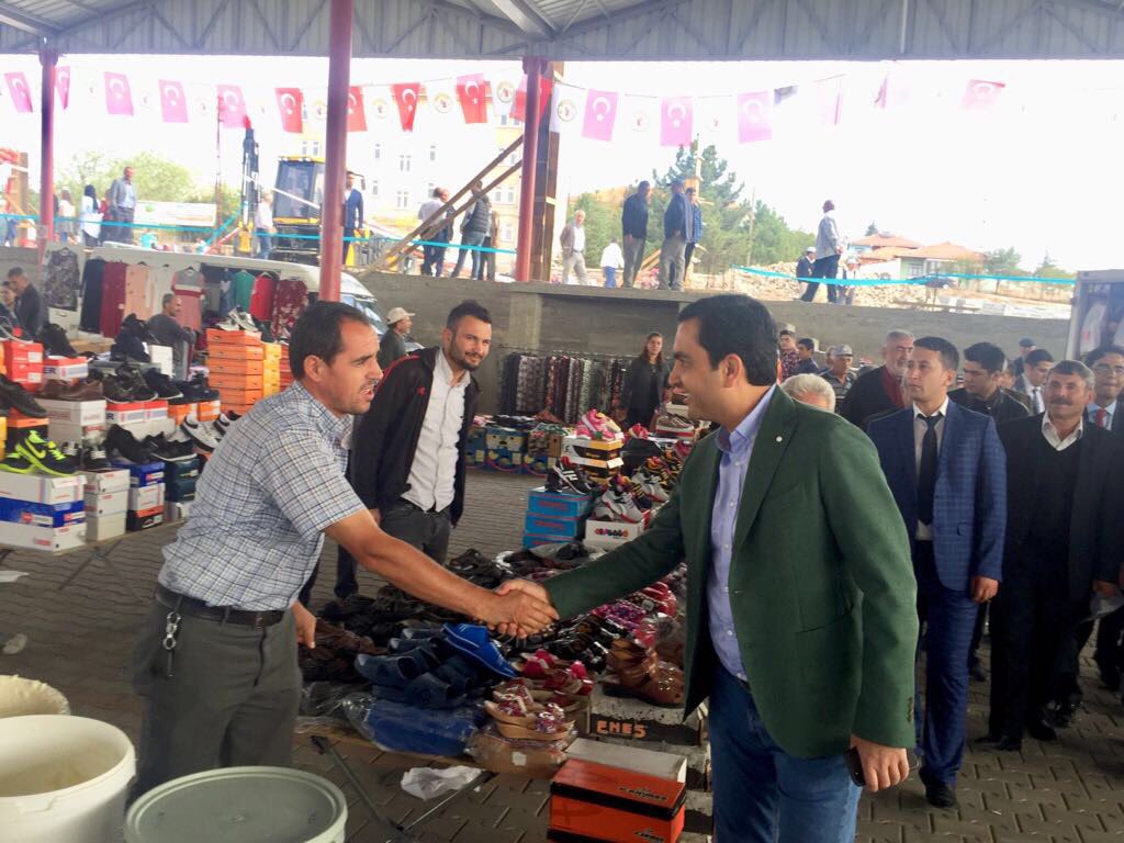 yasarbahceci's tweet photo. Akçakent pazarında hem esnafımıza hayırlı işler diledik hemde hemşerilerimizle sohbet ettik https://t.co/dtBeabXiM9