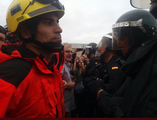 mardelumes's tweet photo. Traballadorxs frente a mercenarios 

#bombers 
#referendumCat 
#Votarem 
#Guanyarem 
#Independencia https://t.co/5zmdREftXc