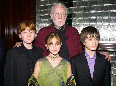 TheHPfacts's tweet photo. Raise your wands in memory of the late Richard Harris birthday today. He potrayed Albus Dumbledore in the first two Harry Potter films. https://t.co/XcxQZl5gUF