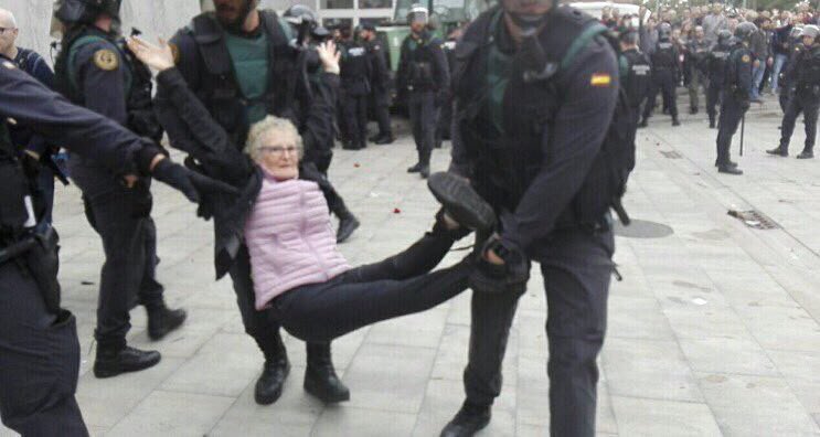 noepmp's tweet photo. El sufragio femenino tampoco se hubiera aprobado sin desobediencia civil. Hermanos catalanes, no se vayan, echémosles. 

#RajoyDimision https://t.co/ntTMPYK6fQ