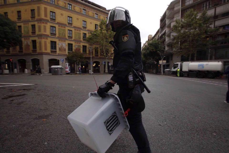 martinhonoriega's tweet photo. Requisan explosivos de democracia. 
O meu corazón (e a miña preocupación) está hoxe co pobo de Catalunya e a maioría silenciada. https://t.co/1RPPJem20L