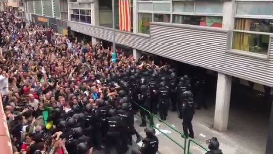 3CatInfo's tweet photo. ▶️ La gent desborda la Policia Nacional a Sabadell i aconsegueix entrar al col·legi 
https://t.co/3Zs8akQFaP #1OTV3 #CatalanReferendum https://t.co/hEPcFrtfu1