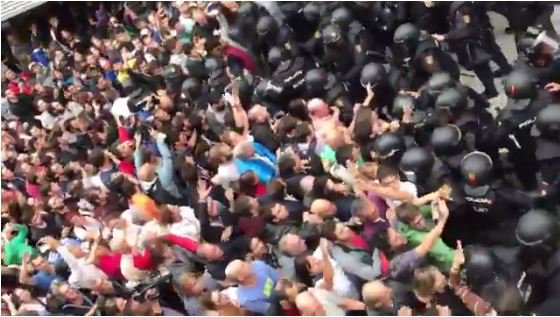 3CatInfo's tweet photo. ▶️ La gent desborda la Policia Nacional a Sabadell i aconsegueix entrar al col·legi 
https://t.co/3Zs8akQFaP #1OTV3 #CatalanReferendum https://t.co/hEPcFrtfu1