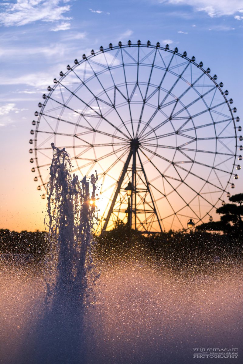 夕焼けの遠景 夕暮れの江川海岸で海上電柱列と夕日と富士山と工場夜景と星景写真を